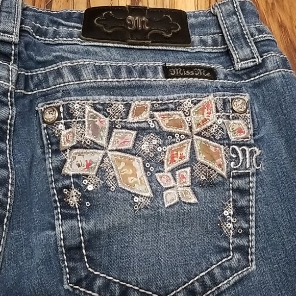 Miss Me Jean's 29x27 flower cuffed - Picture 2 of 11